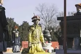 皇帝万人之上除了跪父母，还有什么地方皇帝也需要下跪图片