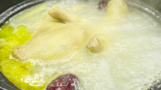 炖鸽子汤放什么最营养 2026年炖鸽子汤放什么最营养可以放花生吗