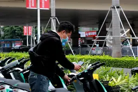 广西南宁：骑行共享电车需刷脸 未满16岁禁止骑行图片