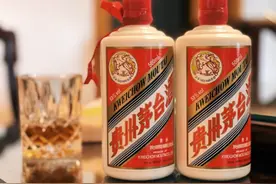 上海保洁阿姨，捡到几个茅台酒瓶当做装饰品，行家：我出20万图片