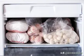 冰箱结冰太厚，别再乱敲了！只需1个塑料瓶，冰块自动脱落，实用图片