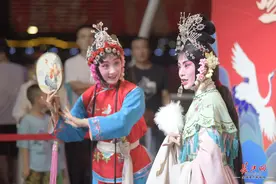 上“船长9号”听戏曲品长江文化｜沿着长江读懂中国——湖北千里长江行图片