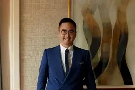 为家族赚千亿后，郑志刚以为稳坐接班人，结果父亲带回两个私生子图片