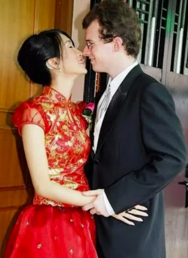 后来,他们结婚后,一向低调的甘霖即使跟大山一起出门逛街,都会跟大山