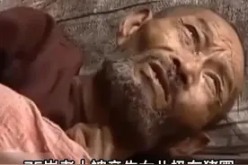 七十五岁老人被女儿扔在猪圈一年，一天只吃一顿饭，女儿：饿不死图片