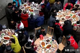 真荒唐！老头蹭席不随礼，吃饱喝足还不够，临走还想偷拿几瓶好酒图片