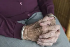 【医学小常识】老年痴呆患者和家人，通常会遇到哪些问题？如何解决？图片