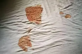 住酒店时，大姨妈弄到了床上，洗不干净要不要赔钱？图片