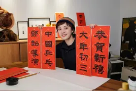 孙俪在公园以地为纸练习书法，心经已写到第63遍！图片