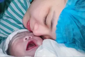 吴敏霞生下“冬奥宝宝”！晒一家牵手合照，为啥新生儿小手总握拳图片