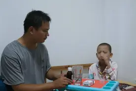原创男子回家为重病女儿筹款，凌晨听到父母的对话，顷刻间泪图片