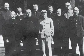 高岗和少奇同志符合元帅标准，为何均未评帅？图片