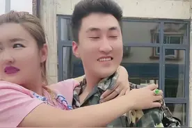 演员娇娇再次刷新底线，被亲外甥公主抱亲脖子，网友：辣眼睛图片