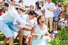 如果当年被闹伴娘、推下水的，不是柳岩，是刘亦菲，结局会怎样？图片