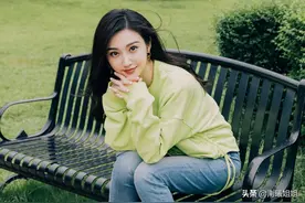 到了2022年才发现，穿卫衣时，还是配“牛仔裤”气质好看还很高级图片
