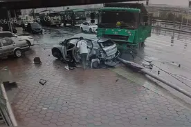 眼见车祸发生  路边超市老板冒雨冲出救人图片