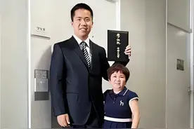 武汉1.18米袖珍母亲：冒险产子，儿子长到1米8，14岁考上西安交大图片