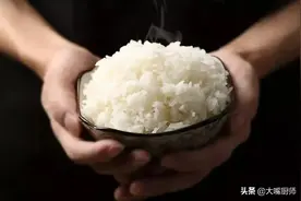 蒸米饭别只会加水，牢记加4样1技巧，米饭颗粒分明，又香又软又甜图片
