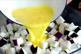 茄子切成丁淋上鸡蛋，实在太好吃了，我家一周吃5次，又香又下饭图片