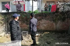 岳阳一住户院内养鸡臭味熏天 与邻居起纠纷图片