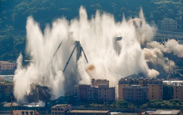 各国桥梁爆破对比：印度老多土了，美国快如闪电！中国原封不动？