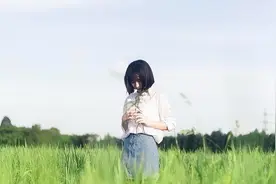 人到中年：有钱不去两地，没钱不求两人图片