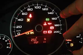 汽车油表灯亮了，还能跑多远？老司机：记住这些数图片