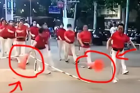 暴走团踢飞儿童社区护栏，机动车道上霸路拦车，年龄不是违法借口图片