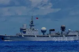 解放军战舰抵近台东，台网友拍下清晰照片，桅杆升起五星红旗图片