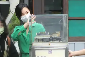 沉浸式宠粉！桂纶镁被粉丝包围有求必应，配合粉丝签名拍照忙不停图片