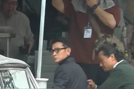 60岁刘德华近况曝光，穿西装戴眼镜造型严肃，在剧组拍戏气场强大图片