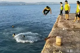 海南孩童跳海嬉戏引万千争议，网友: 海南学生必须要会游泳, 必修课图片