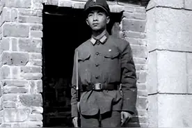 老山战场侦察英雄丁晓兵，被炸亲手割掉手臂，31年后成独臂少将图片