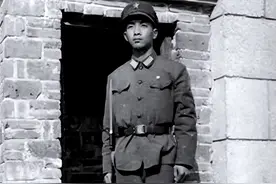 老山战场侦察英雄丁晓兵，被炸亲手割掉手臂，31年后成独臂少将图片