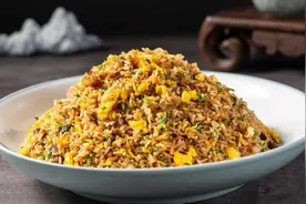 美食博主炒饭的“秘诀”，米饭粒粒分明，不硬不软口感刚刚好图片