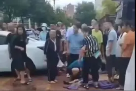 河南8岁男孩玩水倒地，医院：孩子还在重症监护室图片