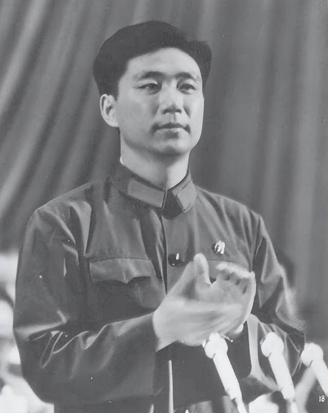 1976年，王洪文秘书突然发现不对劲，火速申请调离：这人要完蛋了