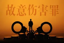 一巴掌将人打成轻伤二级，对方非要100万，给不起会判实刑吗？图片