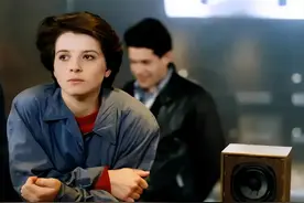 朱丽叶·比诺什的成名作《情陷夜巴黎》，真是一部绝佳的艺术电影图片