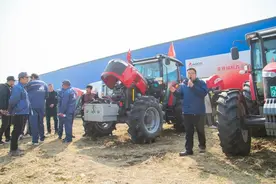 麦赛福格森在安徽怀远举办拖拉机打捆机现场演示会图片