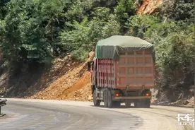 自制履带超载百吨！盘点自卸车行业乱象，轮胎竟然肿成“花瓣”图片