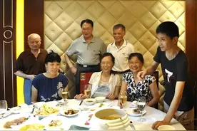 湖北大爷请客，宴请32名老同学，点12瓶茅台，结账时却大惊失色图片