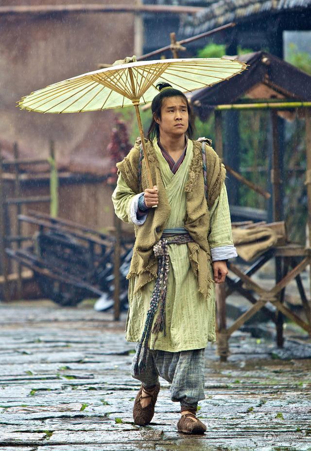 坎坷的小沈阳：与赵本山情同父子，走红后怎样对待结发妻？