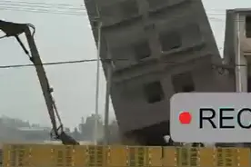 湖南永州一挖机拆楼突发意外，楼房倒塌砸向挖掘机图片