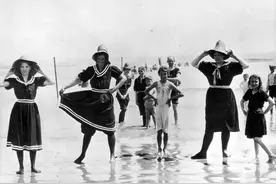 从长袍到比基尼，女性泳衣百年进化史图片