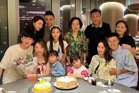郭可盈家族聚会照曝光，12口人全是高颜值，熊黛林紧靠老公秀恩爱图片