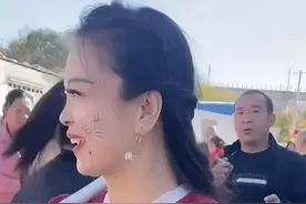 河南32岁少妇当婆婆，颜值压过新娘，网友：不知道的还以为她结婚图片