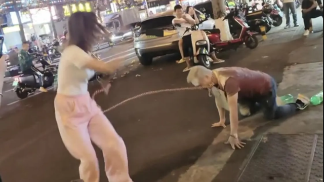 女子街头用链子牵爬行男子，海口警方通报！