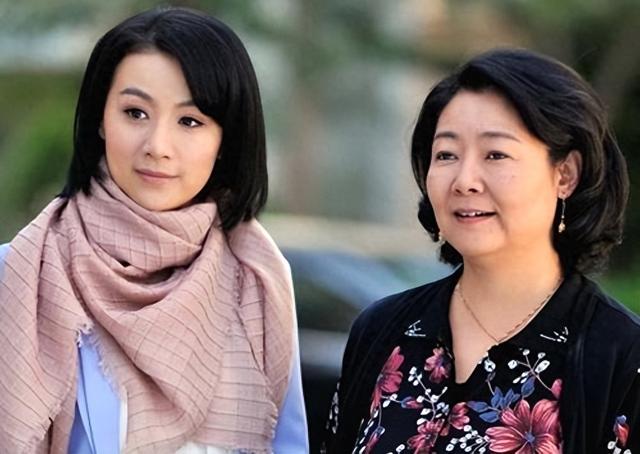 闺蜜来我家住，我让老公睡沙发，闺蜜说：那你的男人真不行啊