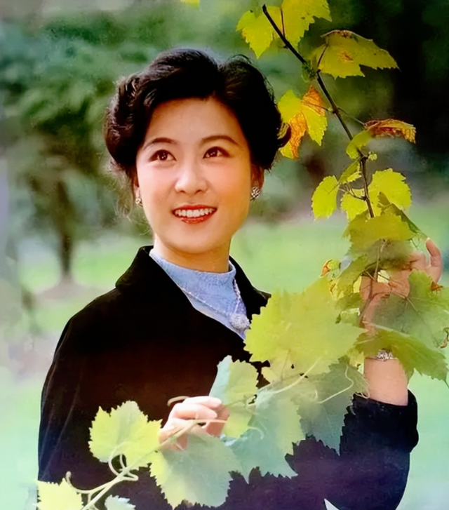 著名演员王馥荔:为娶她丈夫甘愿被开除,如今儿子是俩夫妻的骄傲